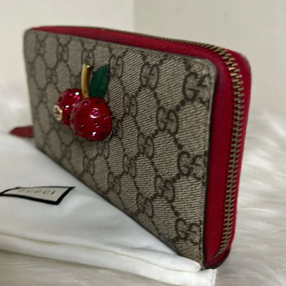💯Authentic Gucci Beige/Red GG Supreme Canvas Cherry Zip Around Wallet🍀